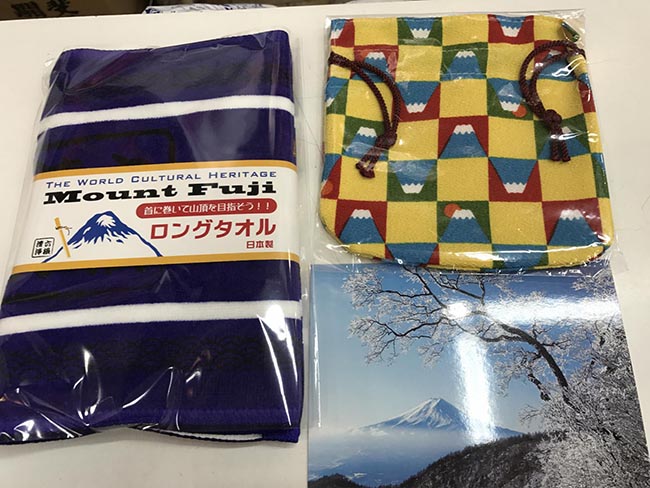 富士山グッズをお誕生日のプレゼントとしてお渡ししました