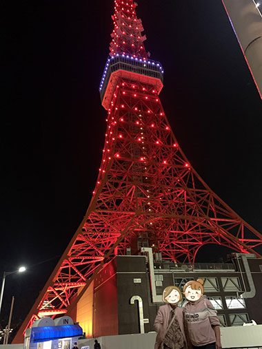 東京タワーを背景に