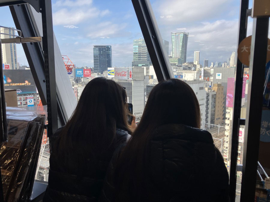 渋谷の街を眺める