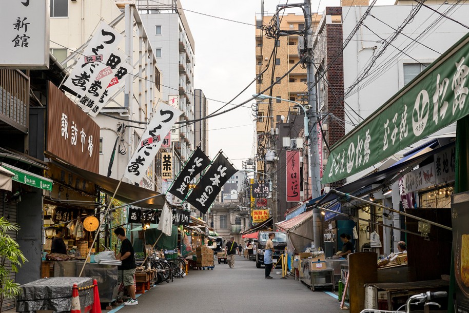 東京観光ツアー 築地での食べ歩きから食文化紹介