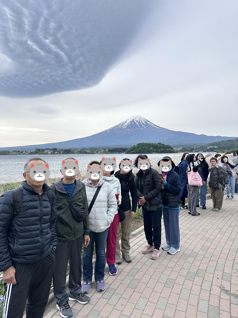 富士山を背景に記念撮影