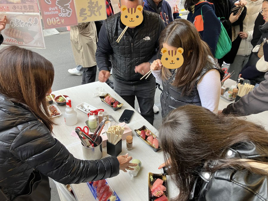 築地で日本食を楽しむ