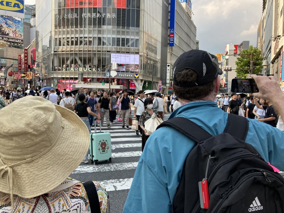 渋谷交差点を渡る