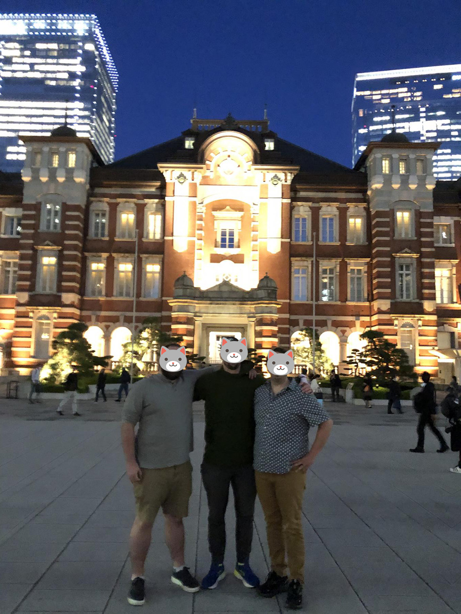 東京駅の夜景と記念撮影