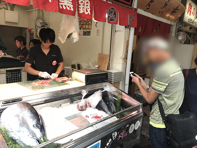 築地場外で散策