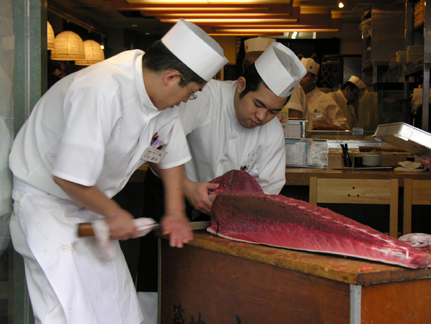 築地でマグロの解体をご覧いただく